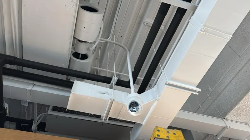 Cámara domo montada en un ducto con canalización