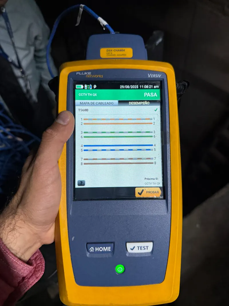 Certificador Fluke mostrando prueba de cableado aprobada
