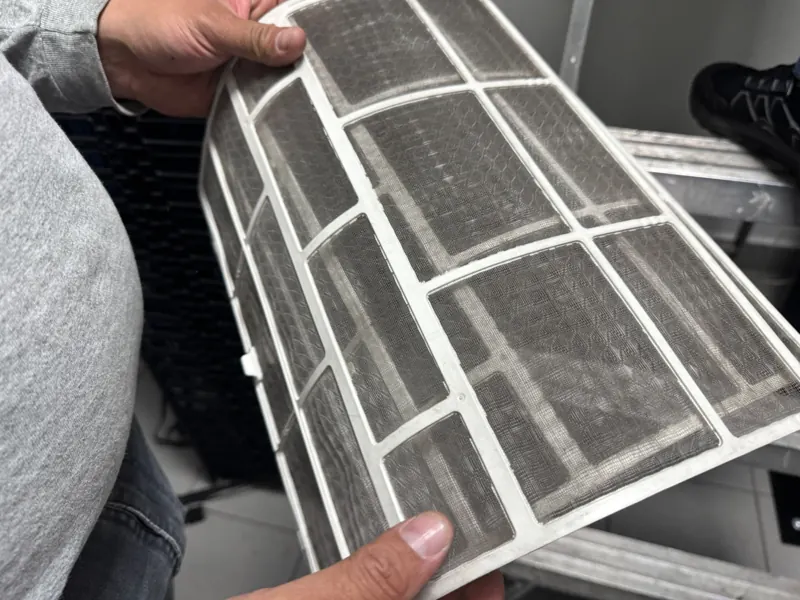 Filtro de minisplit retirado para limpieza