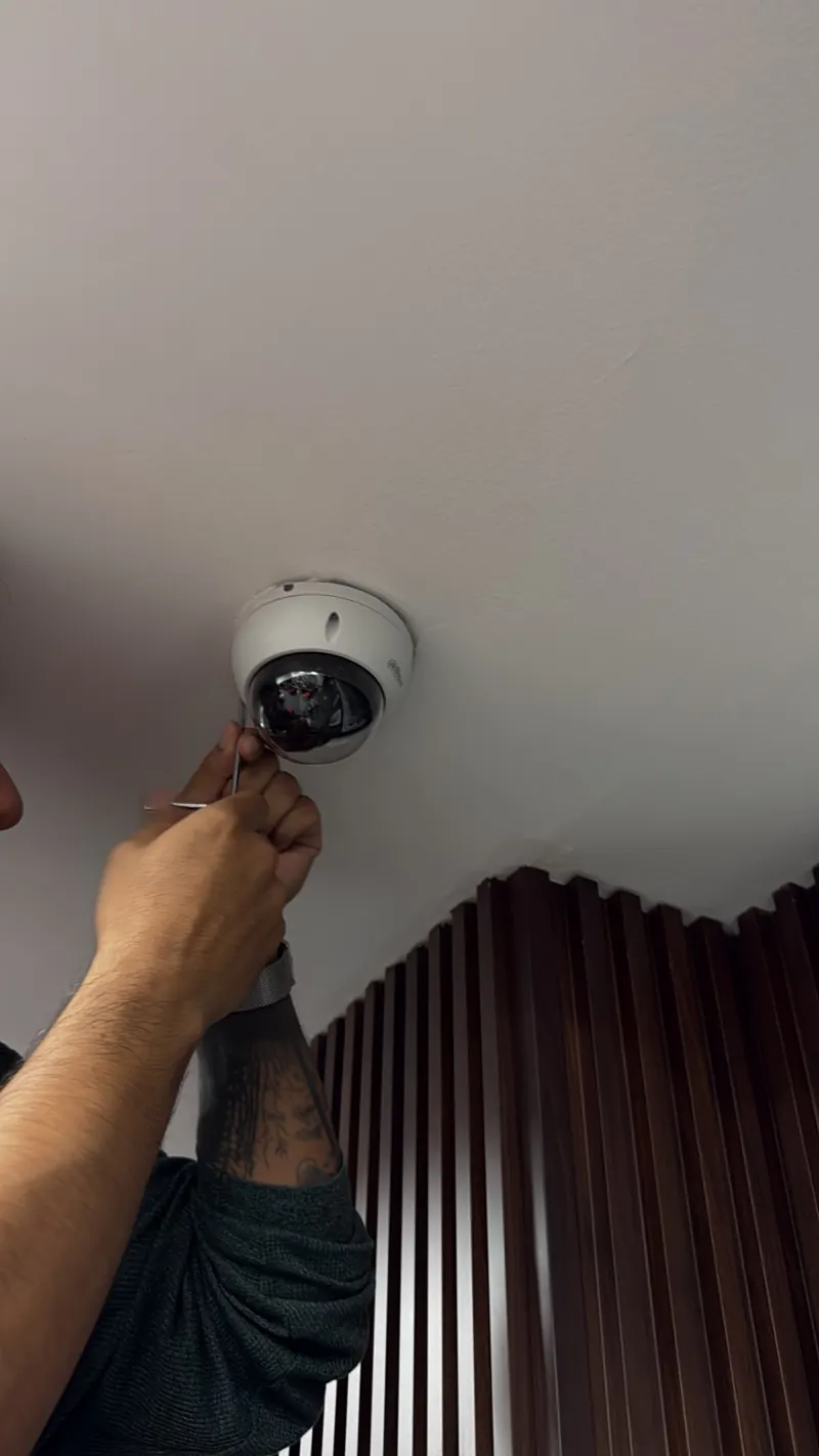 Técnico ajustando una cámara domo en el techo