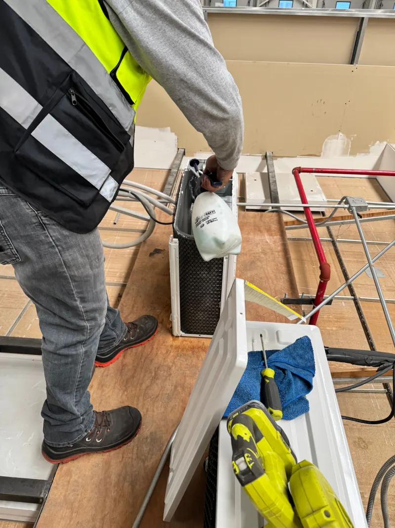 Técnico lavando el serpentín de un minisplit