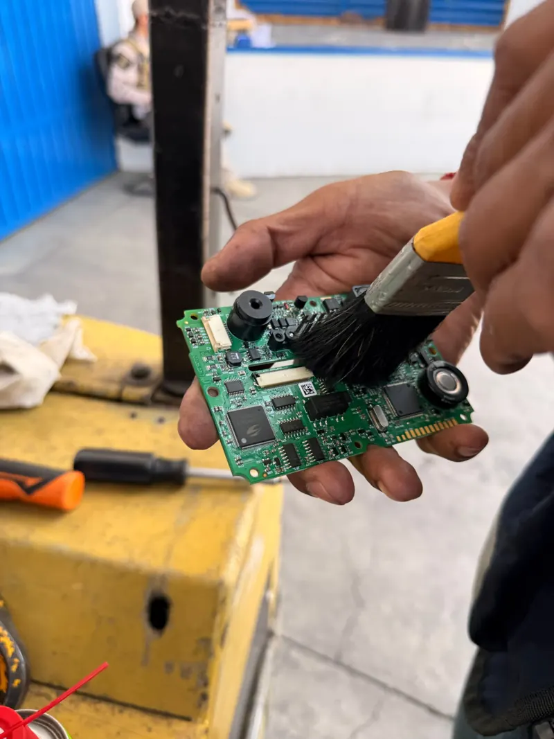 Limpieza de una tarjeta electrónica con brocha antiestática