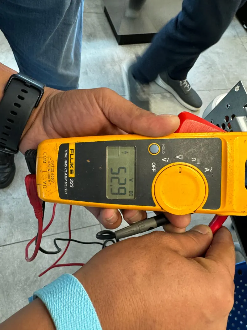 Medición de voltaje con pinza amperimétrica Fluke