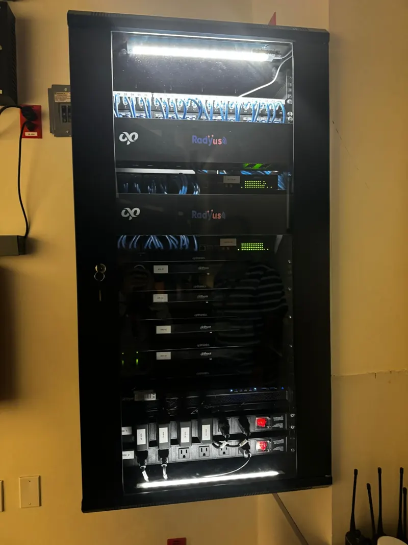 Gabinete de red y videovigilancia con switches y grabadores