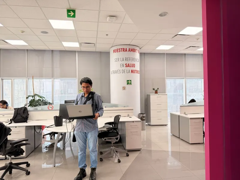 Ingeniero de Radyus realizando un site survey Wi-Fi con equipo Ekahau en una oficina