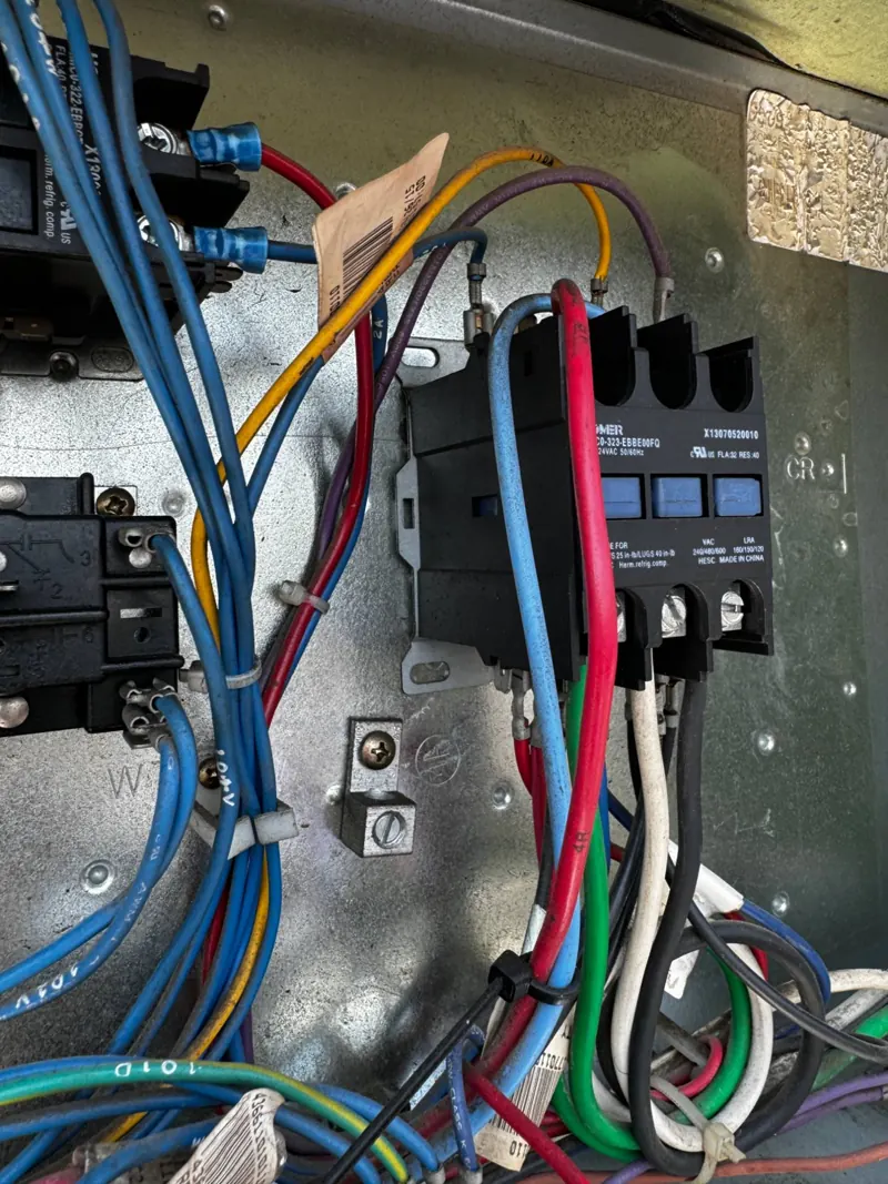Contactores y cableado de control de un equipo de aire acondicionado